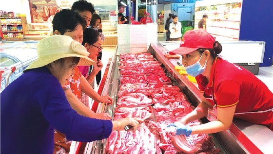 The price of pork was kept stable during Tet holidays. (Photo: SGGP) 