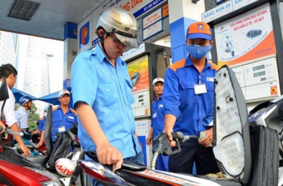 Petrol prices increase by nearly VND1,000 per liter as of 3 p.m. on June 12. (Photo: SGGP)