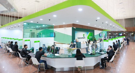 Customers do transactions at Vietcombank. (Photo: SGGP)
