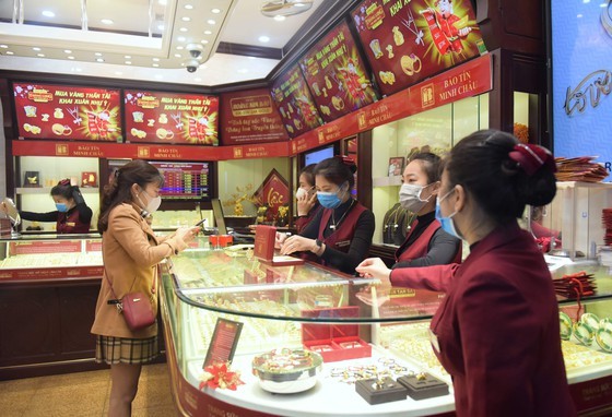 Customers buy gold at a gold store in Hanoi. (Photo: SGGP)