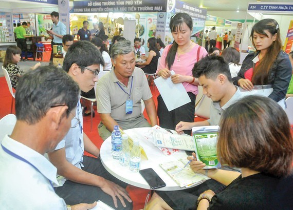 Enterprises and manufacturers meet at the conference to connect supply and demand of goods between HCMC and provinces in 2019. (Photo: SGGP)