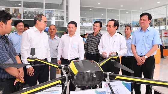 Leaders of Ho Chi Minh City study products of companies at the Incubation Center in Saigon High-Tech Park. (Photo: SGGP)