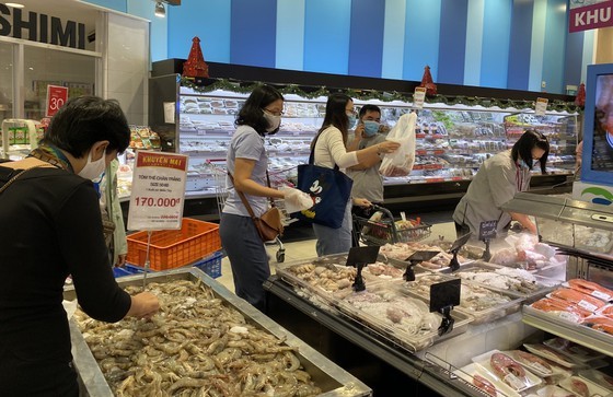 Customers go shopping at Aeon Mall Binh Tan. (Photo: SGGP)