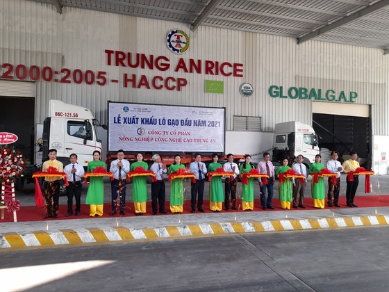 The ceremony to export the first batch of rice in 2021 by Trung An Company to Singapore and Malaysia. (Photo: SGGP)