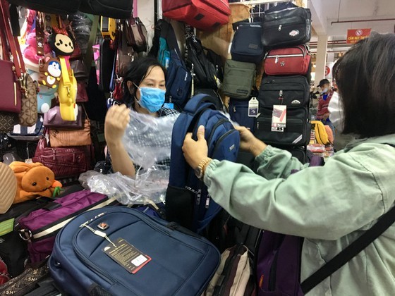 Customers go shopping at Binh Tay Market. (Photo: SGGP)