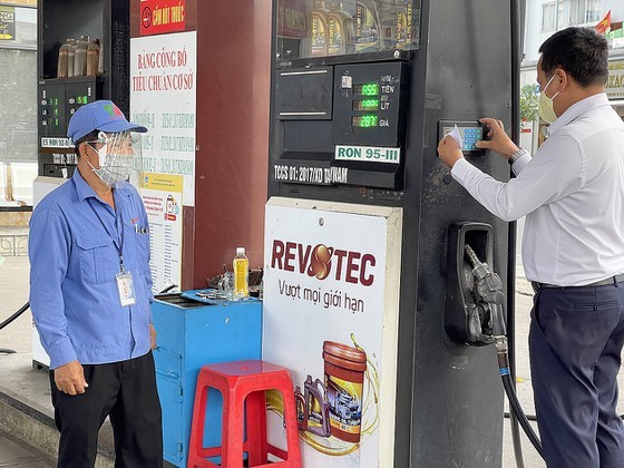 Experts suggest reducing taxes to stabilize gasoline prices ảnh 1