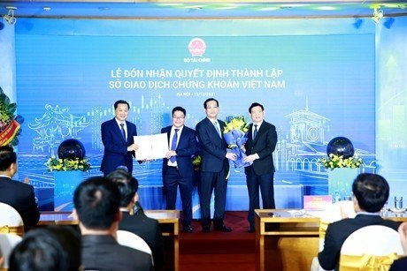 Vietnam Stock Exchange makes debut ảnh 1