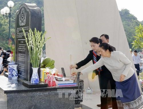 Vietnamese NA Chairwoman Nguyen Thi Kim Ngan (in black suit) and her Lao counterpart offer incense at the historic relic site of Tay Tien Regiment 52 (Photo: VNA)