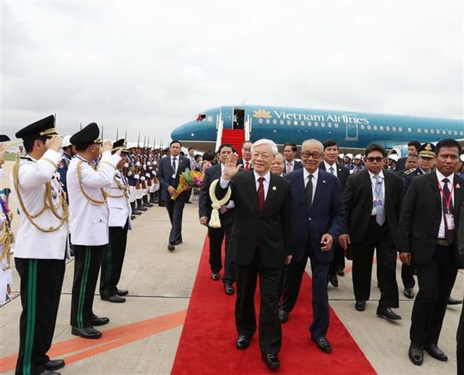 Party General Secretary Nguyen Phu Trong arrived at Pochentong airport in Phnom Penh on July 20 morning (Photo: VNA)