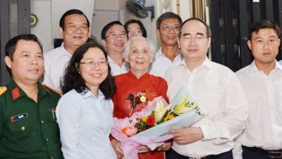 Head the Party committee of Ho Chi Minh City , Nguyen Thien Nhan presents gift to Vietnamese heroic mothers Le Thi Cach.