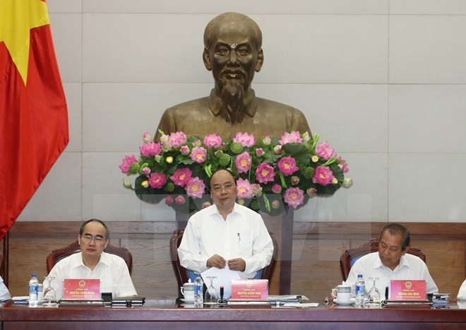 Prime Minister Nguyen Xuan Phuc (middle) 