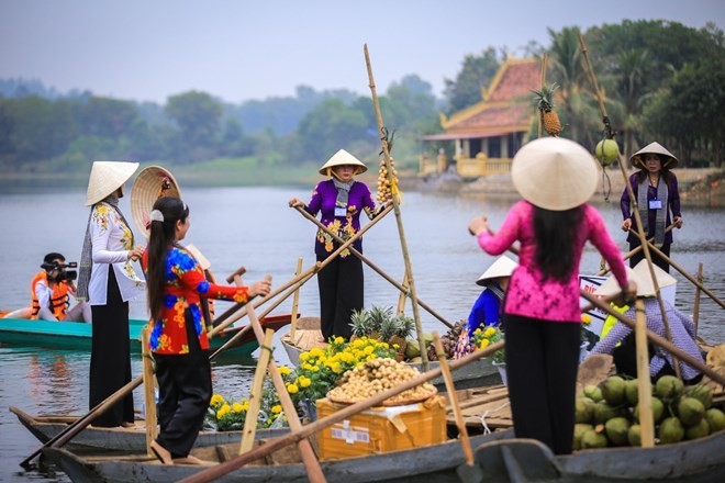 A highlight of the “Great National Unity – Vietnam’s Cultural Heritage” Week is the re-enactment of the culture of Cai Rang floating market (Photo: VNA)