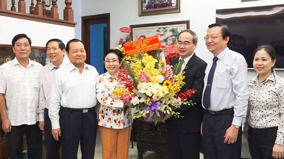 Secretary of the HCMC Party Committee Nguyen Thien Nhan congratulates Associate Professor Dr. Truong Thi Hien, former Director of the HCMC Cadre Institute.