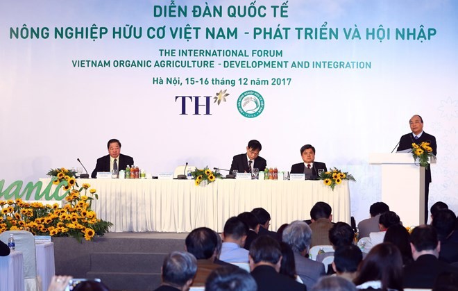 Prime Minister Nguyen Xuan Phuc delivers a speech at the international forum “Vietnam Organic Agriculture – Development and Integration” in Hanoi on December 16 (Photo: VNA)