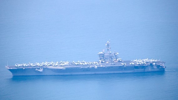 The USS Carl Vinson aircraft carrier entering Tien Sa Port (Photo: Sggp)