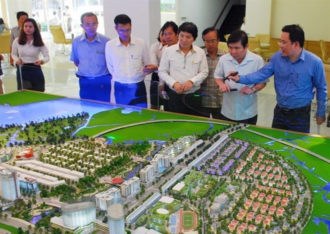 HCM City People’s Committee officials look at a model project to be located in the Thu Thiem New Urban Area in District 2 (Photo: VNA)