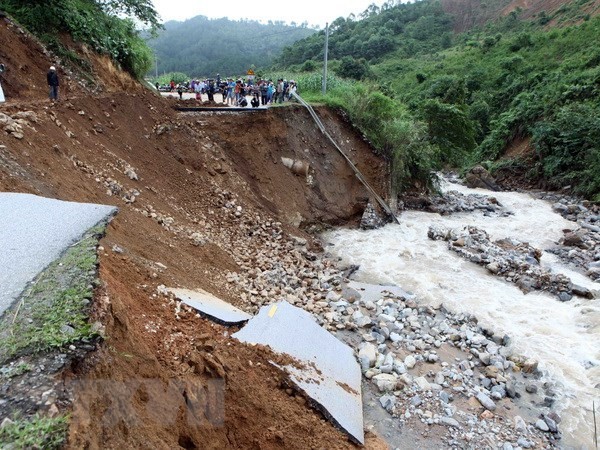 A section of National Road 32 is destroyed by flood (Photo: VNA)