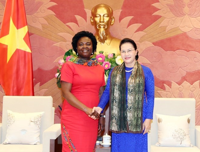 National Assembly Chairwoman Nguyen Thi Kim Ngan (R) receives WB Vice President for East Asia and Pacific Victoria Kwakwa in Hanoi on June 26 (Photo: VNA)