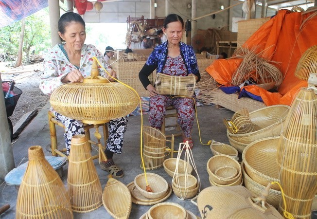 Producing craft products in Thuy Lap commune, Thua Thien-Hue (Photo: VNA