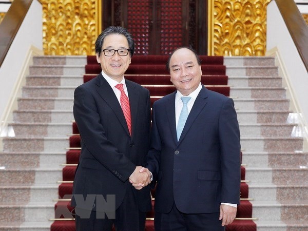 M Nguyen Xuan Phuc (R) and Hiroyuki Ishige, Chairman and CEO of the Japan External Trade Organisation (Photo: VNA)