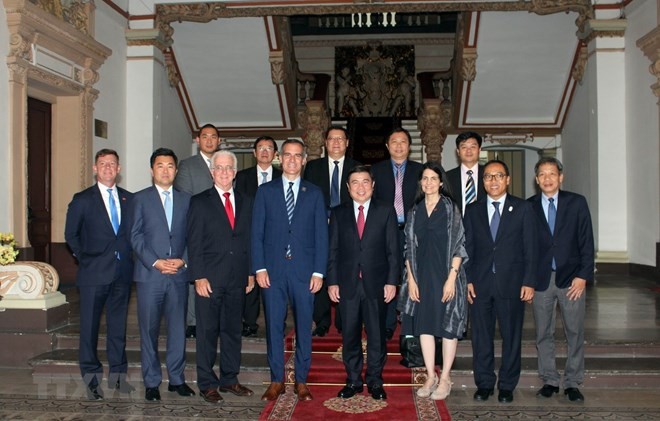 Leaders of HCM City and the US delegation from Los Angeles pose for a group photo (Photo: VNA)