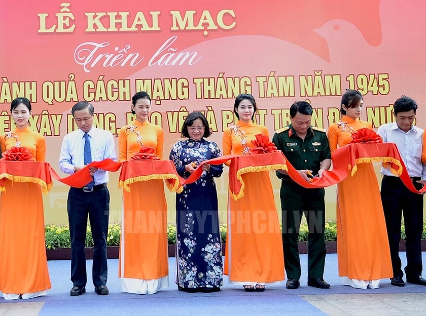 At ribbon-cutting ceremony of the exhibition in Nguyen Hue walking street (Photo:hcmcpv.org.vn )