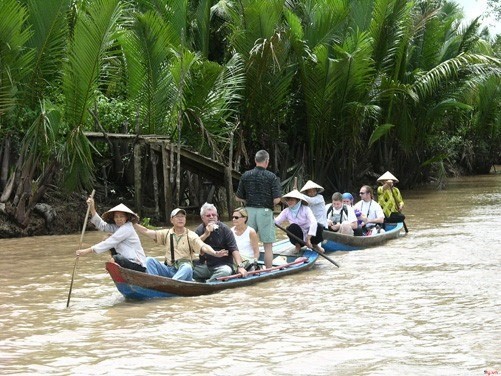 A boat tour in the Mekong Delta (Photo: VNA)