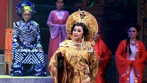 A scene in the historical cai luong play Thai Hau Duong Van Nga (Queen Mother Duong Van Nga)