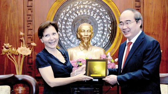 Secretary of HCMC Party Committee Nguyen Thien Nhan (R ) and Italian Ambassador to Viet Nam Cecilia Piccioni