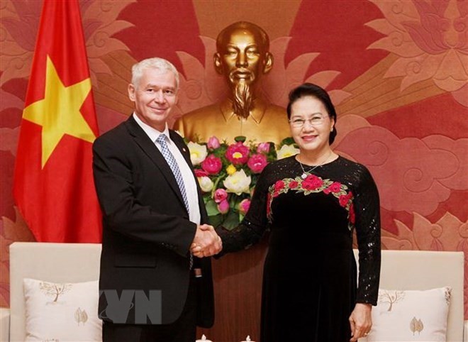 National Assembly Chairwoman Nguyen Thi Kim Ngan poses for a photo with Hungarian Chief Prosecutor Peter Polt on September 17. (Photo: VNA)