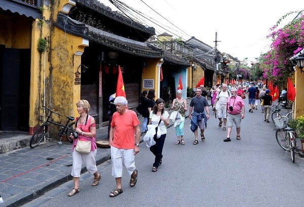 Visitors to Hoi An city (Photo: VNA)