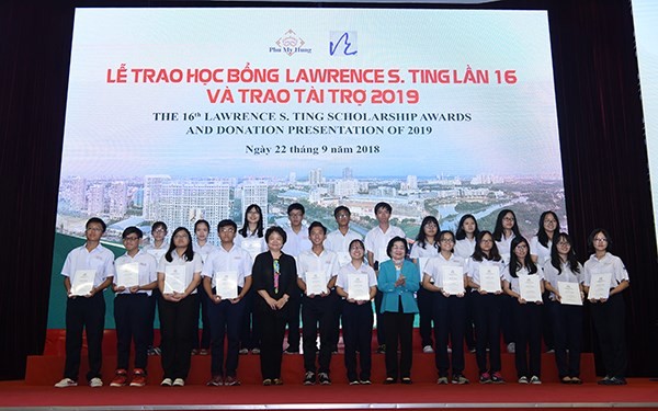At the scholarship award presentation ceremony in Ho Chi Minh City on September 22 (Source: http://voh.com.vn)