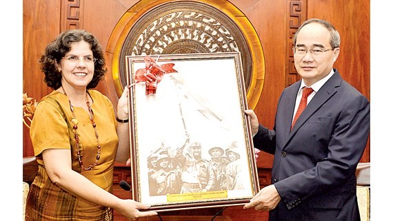 Cuban Ambassador to Vietnam , Lianys Torres Rivera (L) and Secretary of HCMC Party Committee Nguyen Thien Nhan 