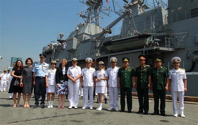 Vietnamese and New Zealand officers take a photo at Sai Gon port (Source: VNA)