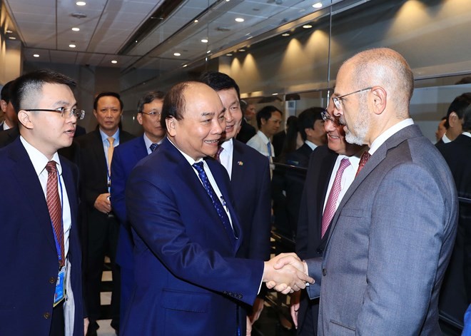 Prime Minister Nguyen Xuan Phuc (centre) shakes hands with US entrepreneurs at the seminar in New York city on September 27 (Photo: VNA)