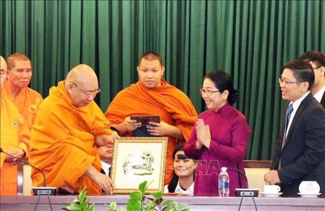 Vice Secretary of Ho Chi Minh City’s Party Committee Vo Thi Dung presents a picture to Most Venerable Phra Promwachirayan (Source: VNA)