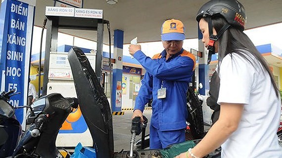 It is a second increase in petrol price within 15 days. (Photo: Sggp)