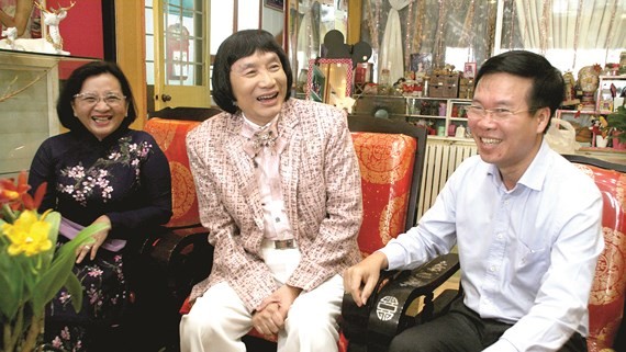 Vo Van Thuong, Politburo member, Secretary of the CPV Central Committee, and head of the CPV Central Committee’s Commission for Information and Education (R ) pays a Tet visit to Meritorious Artist Minh Vuong. (Photo: Sggp)