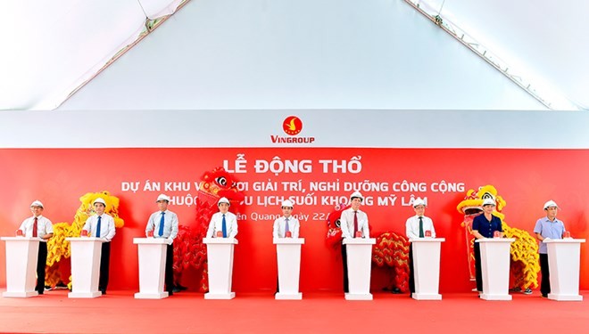 Delegates press buttons to mark the start of the construction at the ceremony (Photo: baotuyenquang.com.vn)