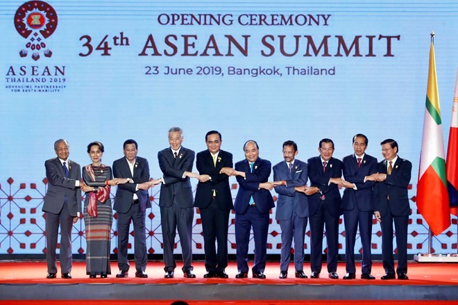 Prime Minister Nguyen Xuan Phuc (fifth, right) and other leaders at the opening ceremony of the 34th ASEAN Summit in Bangkok on June 23 (Photo: VNA)