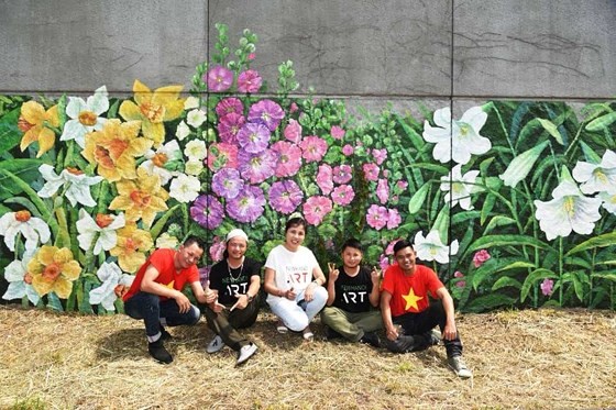 The large picture titled “France-Vietnam Spring” is painted by artist Nguyen Thu Thuy and her colleagues of the New Hanoi Art Company. 