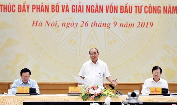 Prime Minister Nguyen Xuan Phuc (standing) speaks at the event (Photo: VNA)