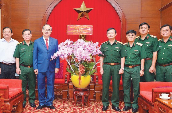  Secretary of the City’s Party Committee Nguyen Thien Nhan visits the Military Zone 7 High Command. (Photo: SGGP)