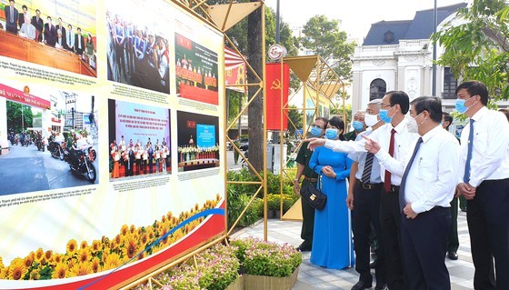 Chairman of HCMC People's Committee Nguyen Thanh Phong and city's leaders attend the opening ceremony of exhibitions.