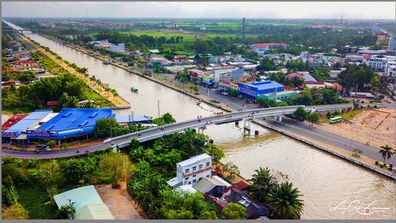 The complex situated in a central location, near the 40-km Xang Xa No canal that is an important traffic route connecting Mekong Delta provinces and transporting rice in the region is called “The rice road”.