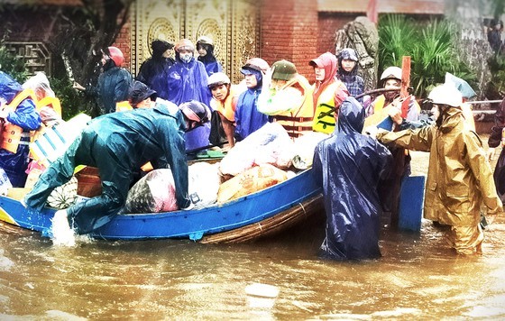 People nationwide extends solidarity with flood victims ảnh 8 People nationwide extends solidarity with flood victims ảnh 8