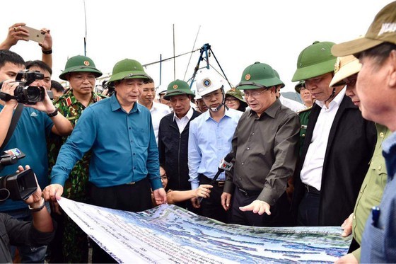 Deputy Prime Minister and head of the Central Steering Committee for Natural Disaster Prevention and Control Trinh Dinh Dung (central) as head of the front committee responding to Storm Molave   (Photo:Viet Nam Disaster Management Authority (VNDMA)) 
