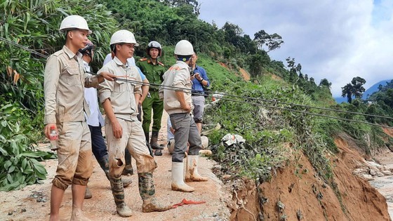 Storm-triggered landslides bury 11 people, isolate 200 workers in Quang Nam ảnh 8 Storm-triggered landslides bury 11 people, isolate 200 workers in Quang Nam ảnh 8