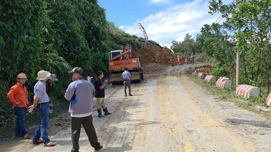 Storm-triggered landslides bury 11 people, isolate 200 workers in Quang Nam ảnh 9 Storm-triggered landslides bury 11 people, isolate 200 workers in Quang Nam ảnh 9