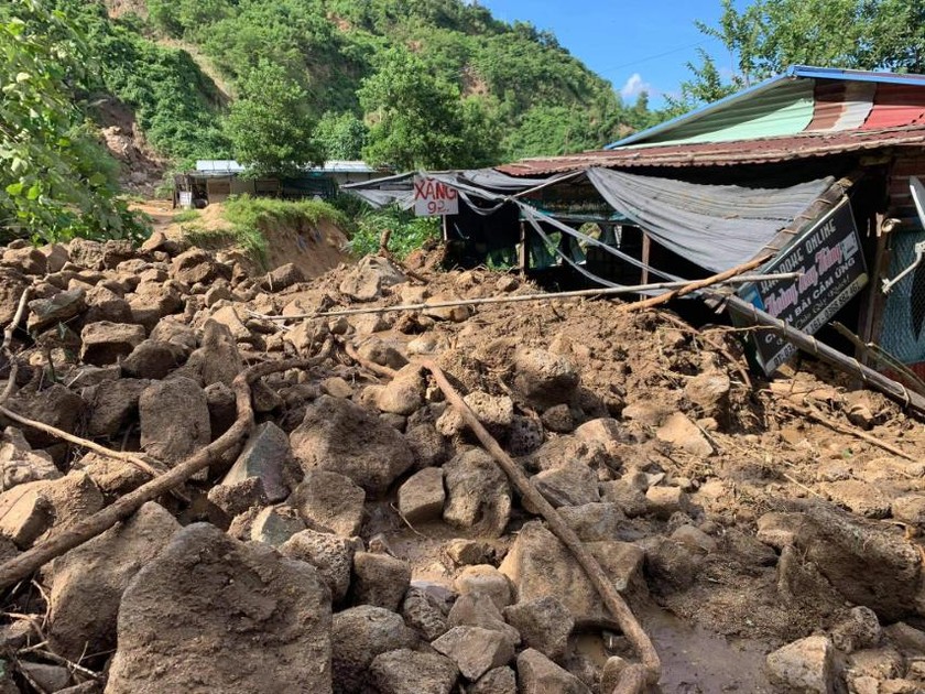 11 people were buried in a landslide occurs in the very early morning of October 29 at Phuoc Loc Commune in Quang Nam Province’s Phuoc Son District.